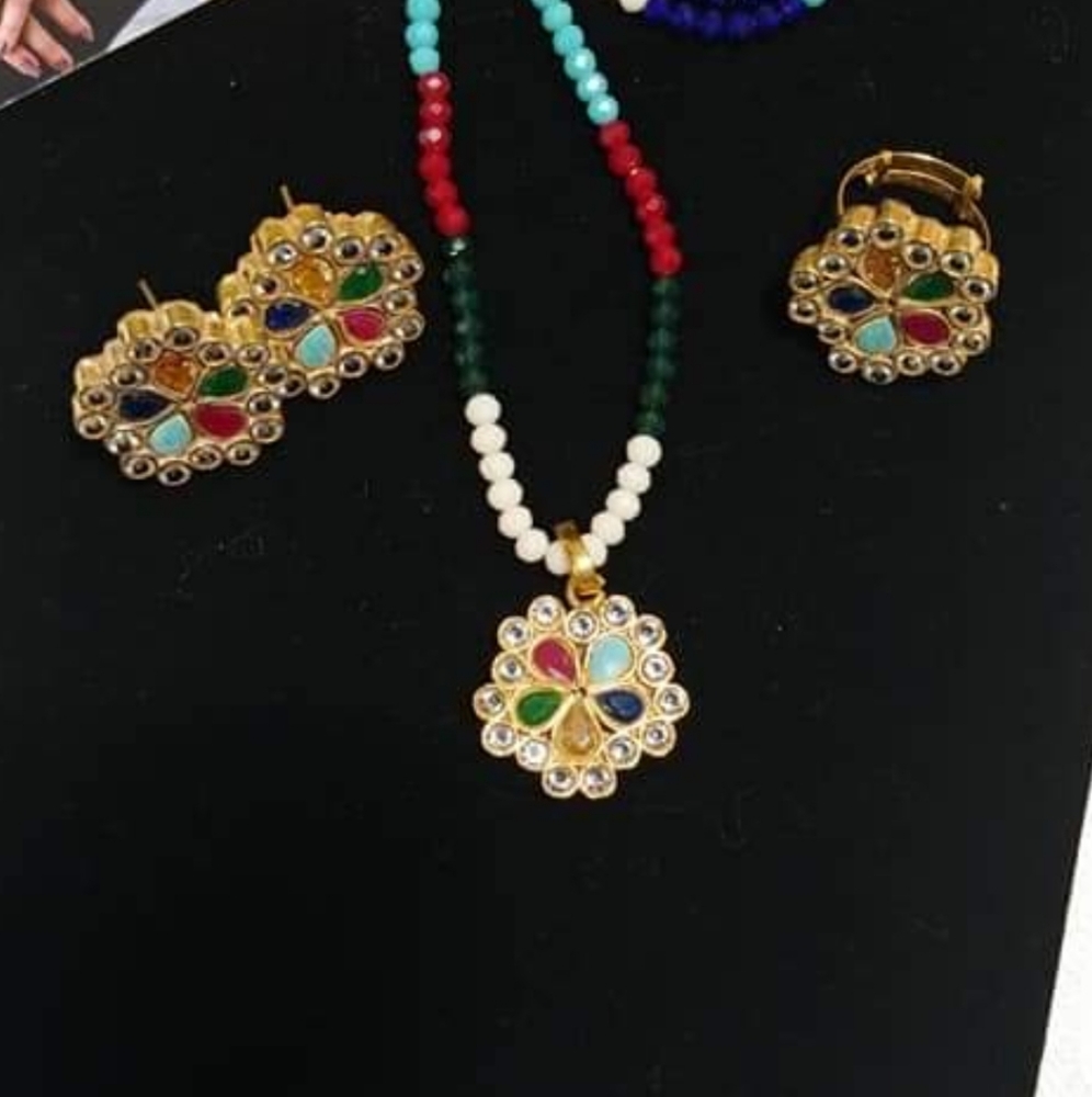 Locket set with adjustable ring